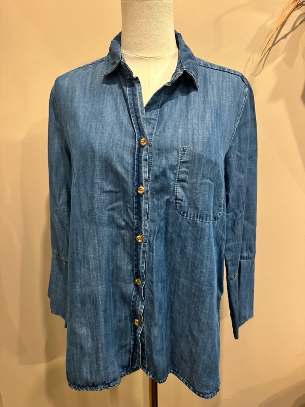 Cloth & Stone Chambray Button Down Shirt Medium Twee Boho-Chic Quiet Luxury